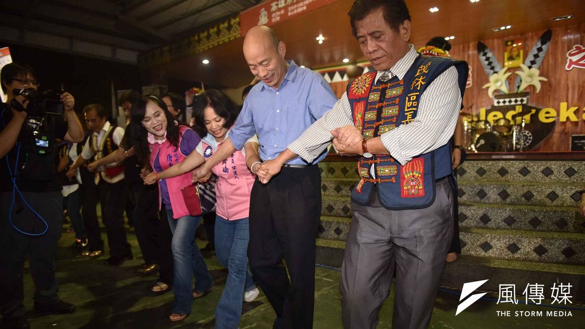 高雄市長韓國瑜夜宿第8站來到茂林區,參加綜合運動會暨傳統競技活動選手之夜向選手打氣加油。(圖/徐炳文攝) 高雄市長韓國瑜夜宿第8站來到茂林區,參加綜合運動會暨傳統競技活動選手之夜向選手打氣加油。(圖/徐炳文攝)