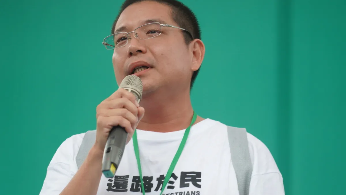 「還路於民」大遊行2023年8月20日於凱道舉行,台南一位因車輛肇事而不幸過世的3歲女童的父親余爸爸也專程現身會場。(行人零死亡推動聯盟)