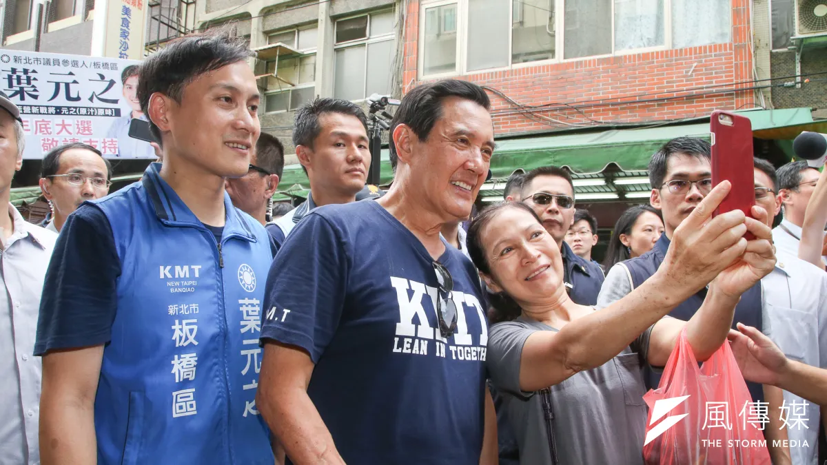 前總統馬英九(中)陪同新北市議員參選人葉元之(左)拜票掃街,沿著板橋福德市場一一握手致意,受到婆婆媽媽歡迎及拍照合影。(陳明仁攝)
