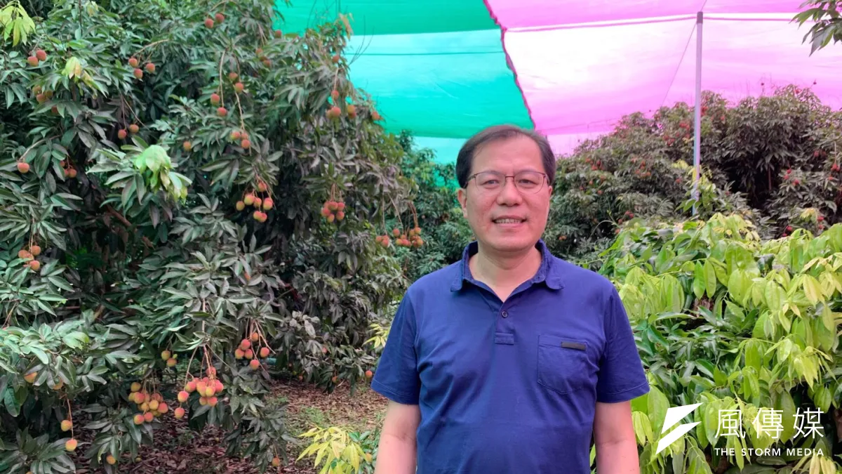 高市府農業局長吳芳銘於去年開始邀請農業試驗所嘉義農業試驗分所及鳳山熱帶園藝試驗分所研究人員進行綠色農糧減藥技術計畫。(圖/徐炳文攝)