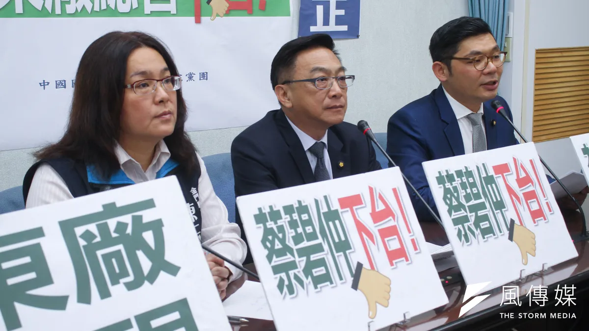 國民黨副發言人黃心華今(9)日表示,雖然立委陳宜民(中)已就推女警一事道歉,但國民黨仍須給予慰問。(資料照,蔡親傑攝)