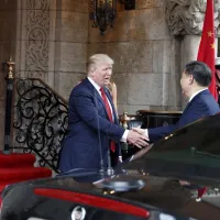 トランプ米大統領(左)は第1次政権時、フロリダ州の私邸「マール・ア・ラーゴ」で中国の習近平国家主席と初めて会談した。(AP) トランプ米大統領(左)は第1次政権時、フロリダ州の私邸「マール・ア・ラーゴ」で中国の習近平国家主席と初めて会談した。(AP)