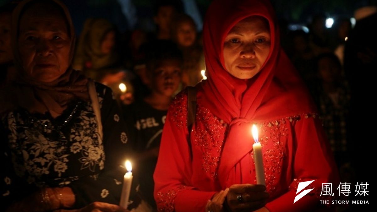 印尼民眾為空難受害者守夜(美聯社) 印尼民眾為空難受害者守夜(美聯社)
