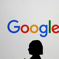 2025年2月9日。Googleと書かれた巨大なスクリーンの前を歩く女性。(AP) 2025年2月9日。Googleと書かれた巨大なスクリーンの前を歩く女性。(AP)