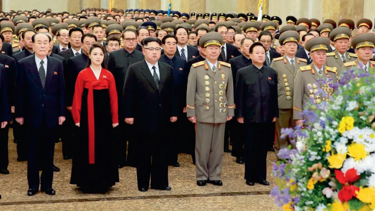 金正恩逐步降低軍人政壇地位,讓其為了國內的發展逐步靠邊站的做法。這種先軍意識的逐步降低,實際上是為集中精力進行國內經濟建設排除了重要的政治障礙。(視覺中國提供)