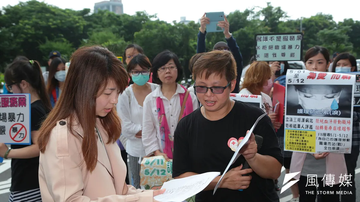 學校護理師也數高壓力的工作者,延長退休年齡是否適合?(圖為護理師在民進黨中央陳情/資料照/顏麟宇攝 學校護理師也數高壓力的工作者,延長退休年齡是否適合?(圖為護理師在民進黨中央陳情/資料照/顏麟宇攝
