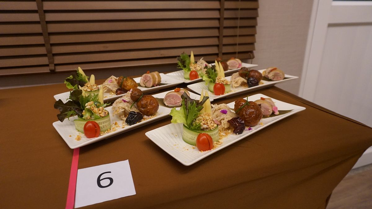 比賽特地邀請到洪福龍(台北萬豪酒店宴客樓主廚)、楊政霖(高雄福華大飯店餐飲部行政總主廚)及梁振業(橋頭麻辣鍋負責人)三位擔任決賽評審。(圖/中華民國養鵝協會提供) 比賽特地邀請到洪福龍(台北萬豪酒店宴客樓主廚)、楊政霖(高雄福華大飯店餐飲部行政總主廚)及梁振業(橋頭麻辣鍋負責人)三位擔任決賽評審。(圖/中華民國養鵝協會提供)