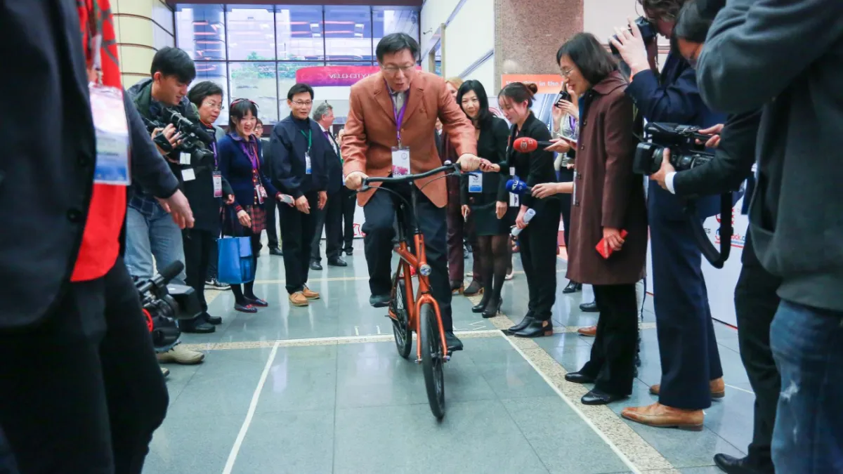 柯文哲29日出席2016全球自行車城市大會自行車展時指出,要發展自行車城市,台北市還有許多改善空間。(台北市政府提供)