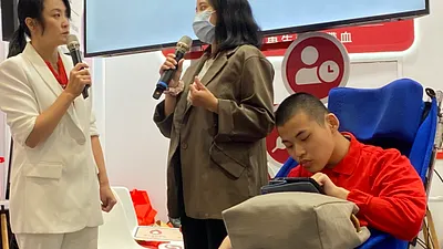 知名藝人海裕芬女士,專訪腦麻鬥士王小弟及其母親。(圖/超基因生技提供)