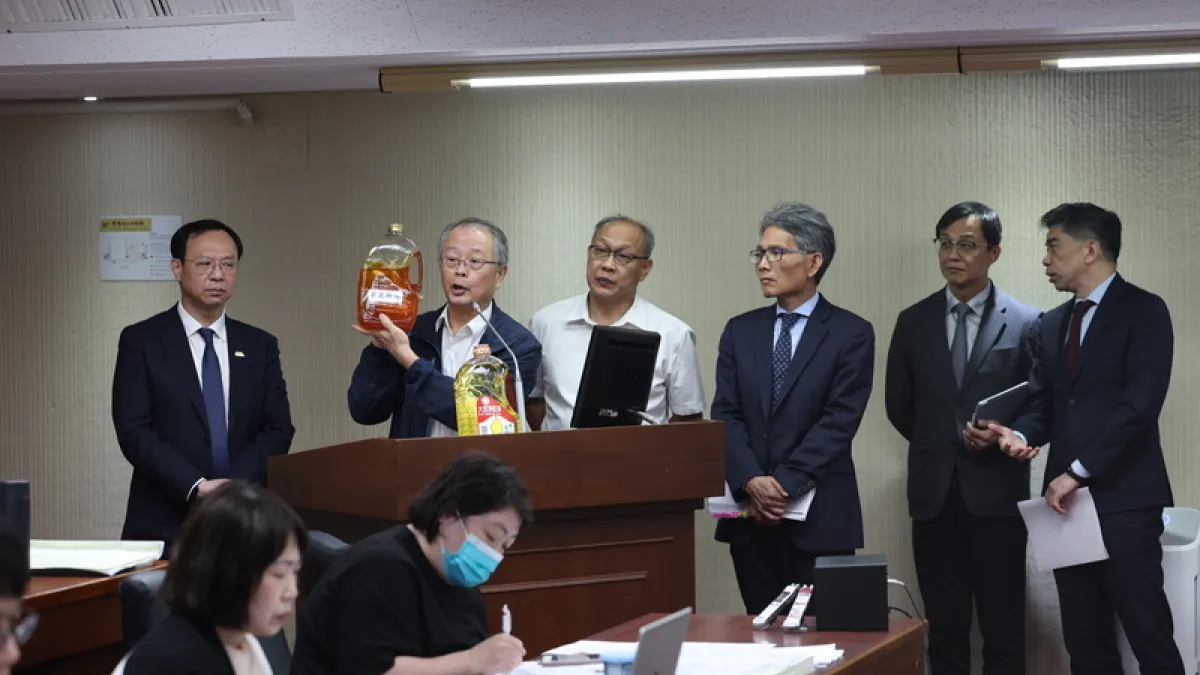 中聯致癌油事件曝露危機發生政府無人負責無能處理的窘境。圖立法院邀請行政院食安辦等專題報告並備質詢。(中央社)