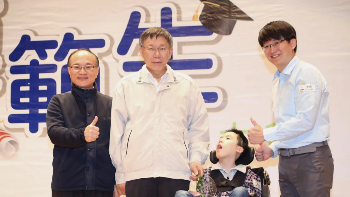 台北市長柯文哲10日出席107年台北市公私立國民小學第一學期模範生表揚大會,頒發獎座給155位模範生代表。(台北市政府提供)