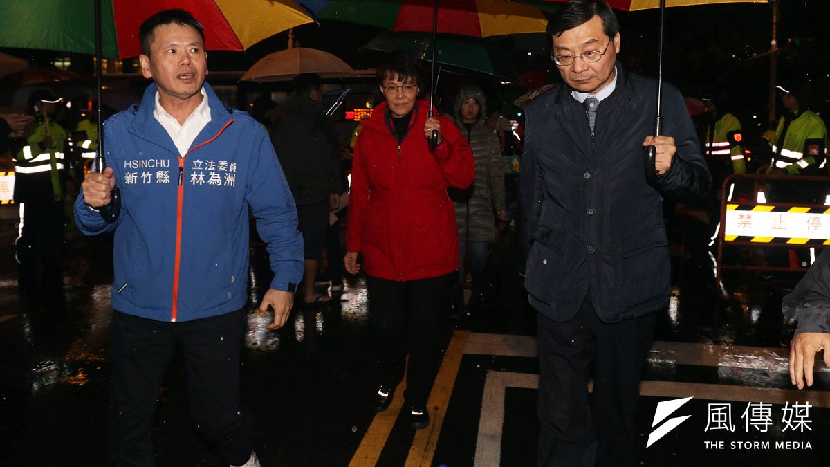 五一行動聯盟等勞團號召群眾反修惡勞基法,並夜宿立院。國民黨立委林為洲、黃昭順、曾銘宗探視。(蘇仲泓攝) 五一行動聯盟等勞團號召群眾反修惡勞基法,並夜宿立院。國民黨立委林為洲、黃昭順、曾銘宗探視。(蘇仲泓攝)