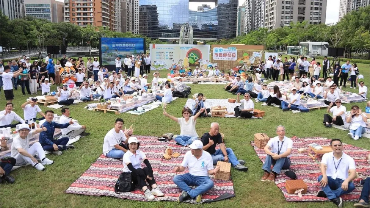 11/2台中市民野餐日,邀大家帶上最愛的人、最愛的書以及搭配Dress Code,趕赴這場秋日戶外派對。(圖/台中市政府)