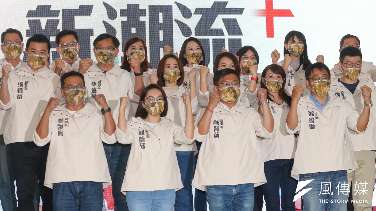 民進黨雙北市議員參選人林秉宥(前排左起)、顏蔚慈、陳賢蔚、邵維倫等人7日出席「新潮流+」雙北參選連線誓師記者會。(資料照,顏麟宇攝)