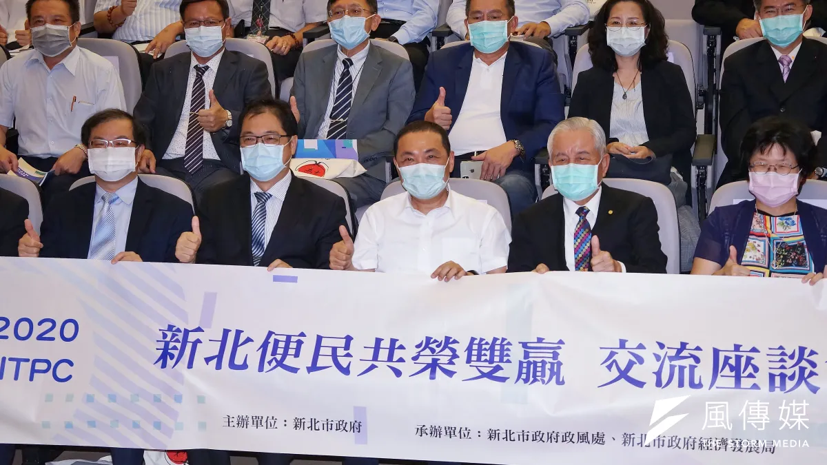 侯友宜與出席活動講者貴賓及民眾合影。(圖/李梅瑛攝)