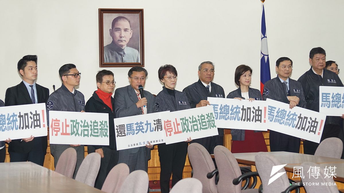 前總統馬英九日前因洩密案遭到起訴,國民黨立院黨團今(17)日上午召開記者會聲援馬英九。(盧逸峰攝) 前總統馬英九日前因洩密案遭到起訴,國民黨立院黨團今(17)日上午召開記者會聲援馬英九。(盧逸峰攝)