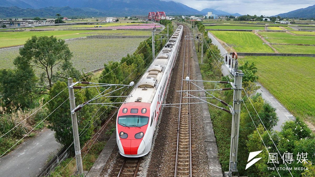 因應一例一休,台鐵最快明年2月底、最慢3月後確定喊漲,第一階段鎖定電子票證乘客,漲幅5.6%。(資料照,盧逸峰攝) 因應一例一休,台鐵最快明年2月底、最慢3月後確定喊漲,第一階段鎖定電子票證乘客,漲幅5.6%。(資料照,盧逸峰攝)