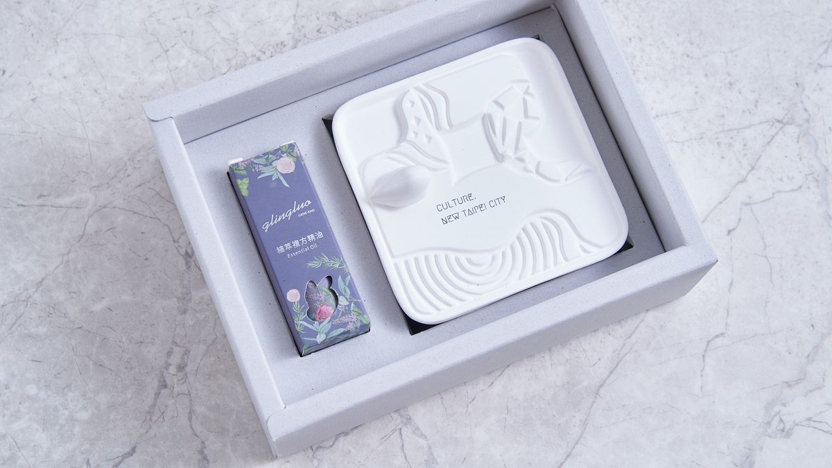 擴香石造型融入新北地景五大美學廊帶,搭配羅麗芬集團獨家調製複方精油—甜夢忘憂。(圖/新北市府提供) 擴香石造型融入新北地景五大美學廊帶,搭配羅麗芬集團獨家調製複方精油—甜夢忘憂。(圖/新北市府提供)