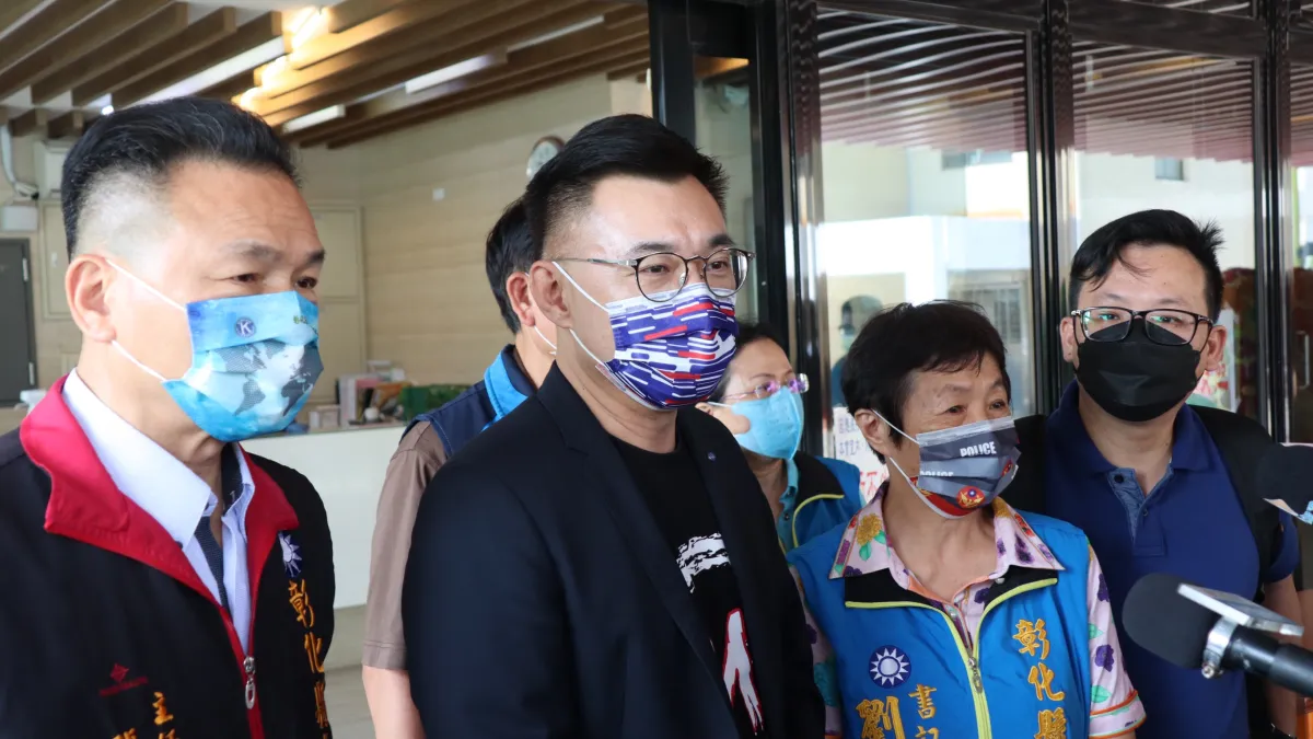 國民黨現任主席江啟臣(左二)19日拜會彰化縣議會時強調,只要自己一連任,就會立刻成立「選舉對策平台」,身為黨主席,當然要帶兵打仗,但是也要做好戰鬥的準備。(江啟臣辦公室提供)