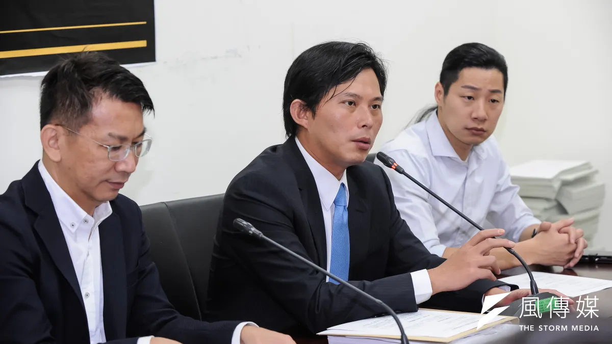 時代力量黨團12日先公布司法院正副院長被提名人許宗力、蔡烱燉針對司改議題的問卷回覆,並對2人抱以高度期待,盼未來就任能依承諾推動改革。( 甘岱民攝)