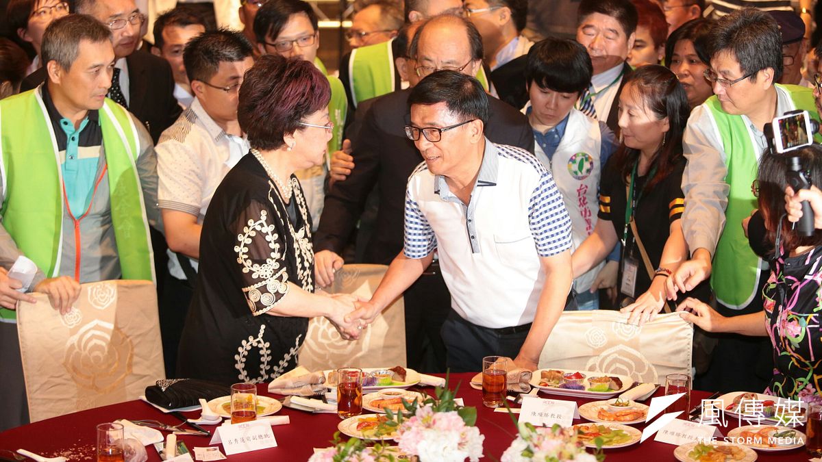 凱達格蘭餐會登場,前總統陳水扁(右)坐上主桌,與前副總統呂秀蓮握手。(顏麟宇攝) 凱達格蘭餐會登場,前總統陳水扁(右)坐上主桌,與前副總統呂秀蓮握手。(顏麟宇攝)