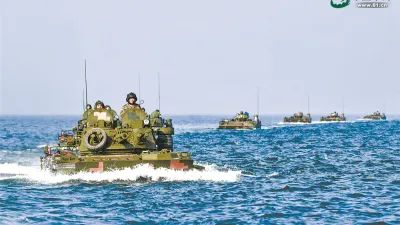 解放軍東部戰區的兩棲裝甲部隊正在進行海上演訓。(中國軍網)