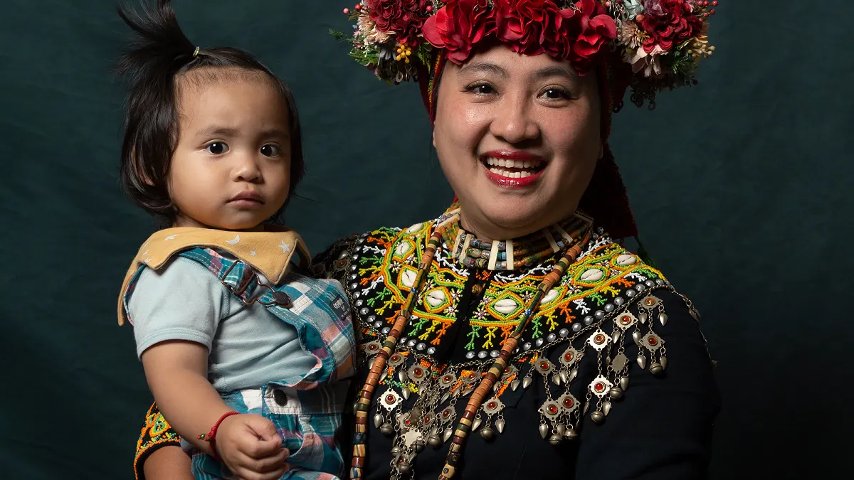 潘雅莉在接受採訪時,孩子跑上前討抱抱,也想一起拍。(圖/吳宙棋攝)