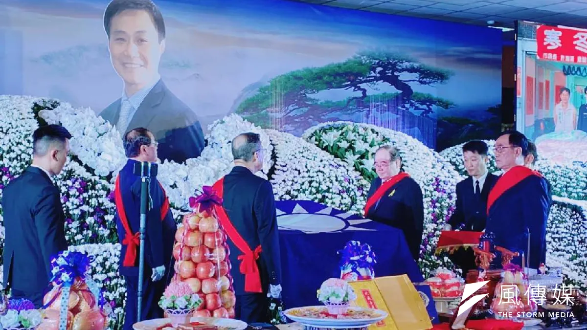 中國國民黨為表彰許議長功蹟,由黨主席江啟臣頒發實踐一等獎章,由許議長夫人林絲娛代表接受;另由曾永權、廖了以、李四川、李乾龍覆蓋黨旗,備極哀榮。(圖/徐炳文攝) 中國國民黨為表彰許議長功蹟,由黨主席江啟臣頒發實踐一等獎章,由許議長夫人林絲娛代表接受;另由曾永權、廖了以、李四川、李乾龍覆蓋黨旗,備極哀榮。(圖/徐炳文攝)