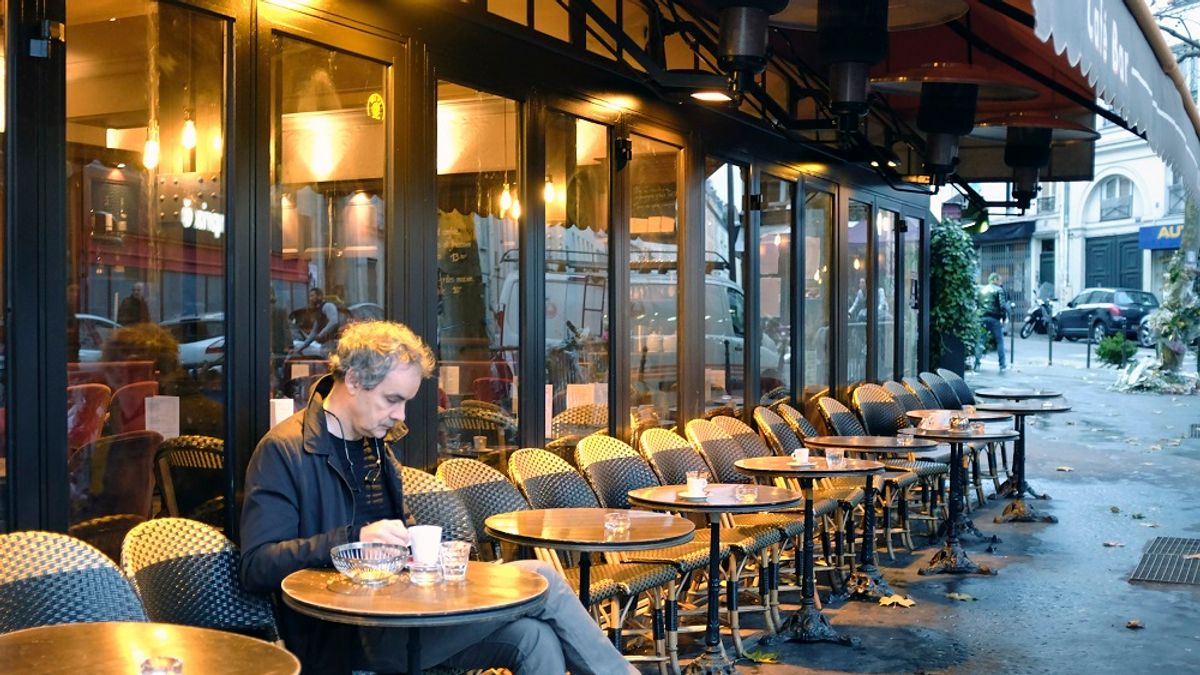 一名顧客在「美味啤酒」開幕首日前來消費(美聯社) 一名顧客在「美味啤酒」開幕首日前來消費(美聯社)