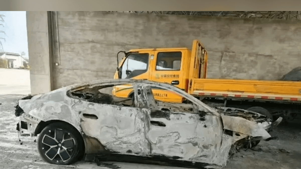 小米SU7傳在高速道路上碰撞護欄後爆燃釀三死,圖為涉事車輛。(資料照,取自南方都市報) 小米SU7傳在高速道路上碰撞護欄後爆燃釀三死,圖為涉事車輛。(資料照,取自南方都市報)