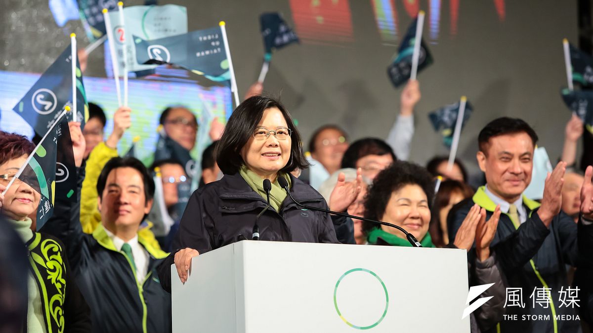 蔡英文過去幾年帶領民進黨勝選,但就任總統後是否兼任黨主席,成了頭痛問題。(資料照,顏麟宇攝) 蔡英文過去幾年帶領民進黨勝選,但就任總統後是否兼任黨主席,成了頭痛問題。(資料照,顏麟宇攝)