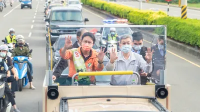 前副總統「大仁哥」陳建仁來到大岡山區,陪同議員候選人林志誠進行車隊大掃街。(圖/湧言會提供)