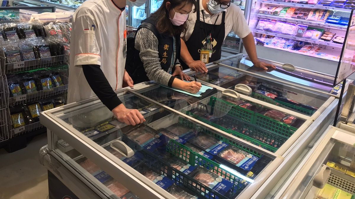 衛生局於賣場抽驗生鮮產品。(圖/高雄衛生局提供) 衛生局於賣場抽驗生鮮產品。(圖/高雄衛生局提供)