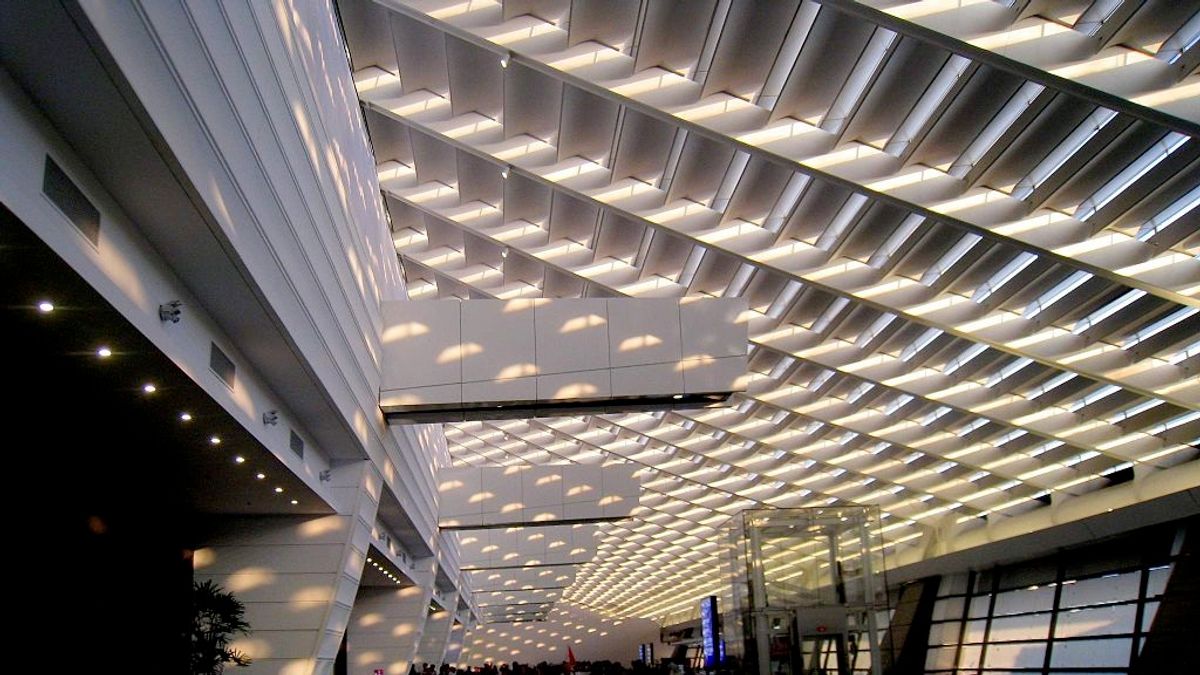 美輪美奐的桃園機場第一航廈新入境大廳。(圖/Wikimedia,創用CC) 美輪美奐的桃園機場第一航廈新入境大廳。(圖/Wikimedia,創用CC)