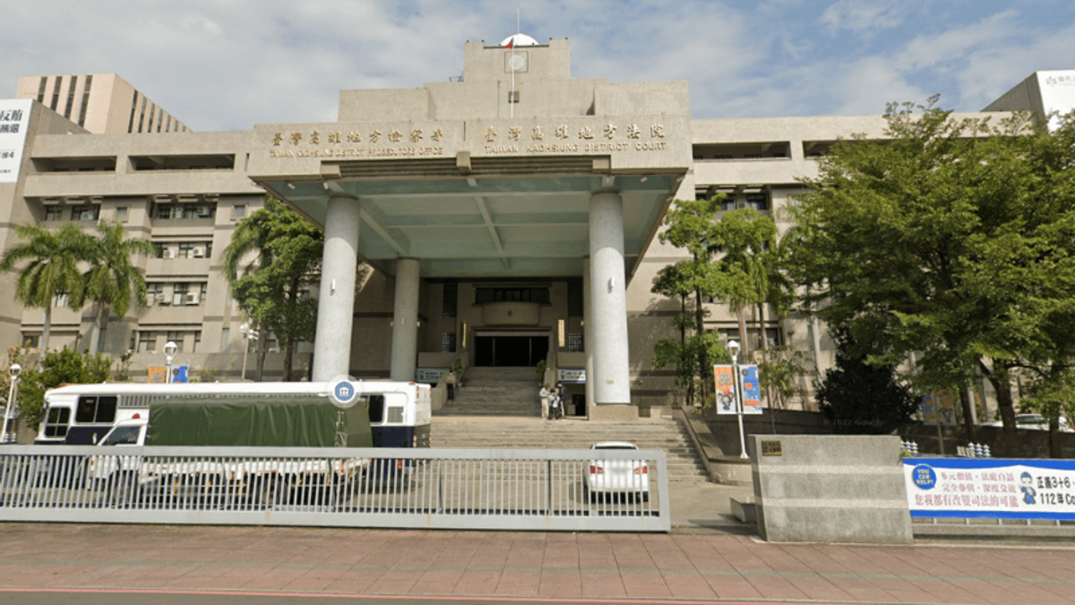 高雄一對母子參加抽獎活動登錄假發票,騙取3萬元抵用券及4條鑽石項鍊,高雄地院依偽造文書罪判處賴男徒刑1年4月、賴母徒刑5月。(圖/翻攝自google map) 高雄一對母子參加抽獎活動登錄假發票,騙取3萬元抵用券及4條鑽石項鍊,高雄地院依偽造文書罪判處賴男徒刑1年4月、賴母徒刑5月。(圖/翻攝自google map)