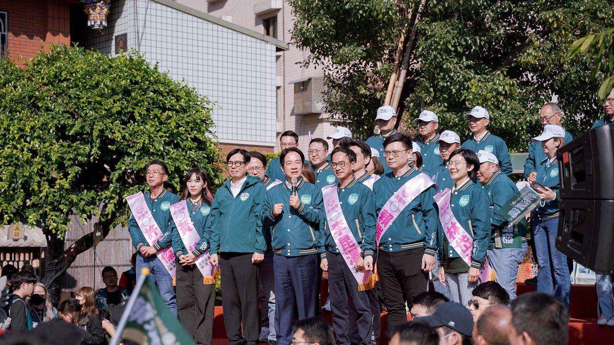 賴清德今(23)日陪同高雄市8名立委候選人聯合登記,並表示「藍白合」,只是計較在政黨利益,分贓權力,懇請高雄鄉親支持賴清德及蕭美琴所帶領的團隊,帶領台灣穩穩前進。(賴清德競選總部提供) 賴清德今(23)日陪同高雄市8名立委候選人聯合登記,並表示「藍白合」,只是計較在政黨利益,分贓權力,懇請高雄鄉親支持賴清德及蕭美琴所帶領的團隊,帶領台灣穩穩前進。(賴清德競選總部提供)