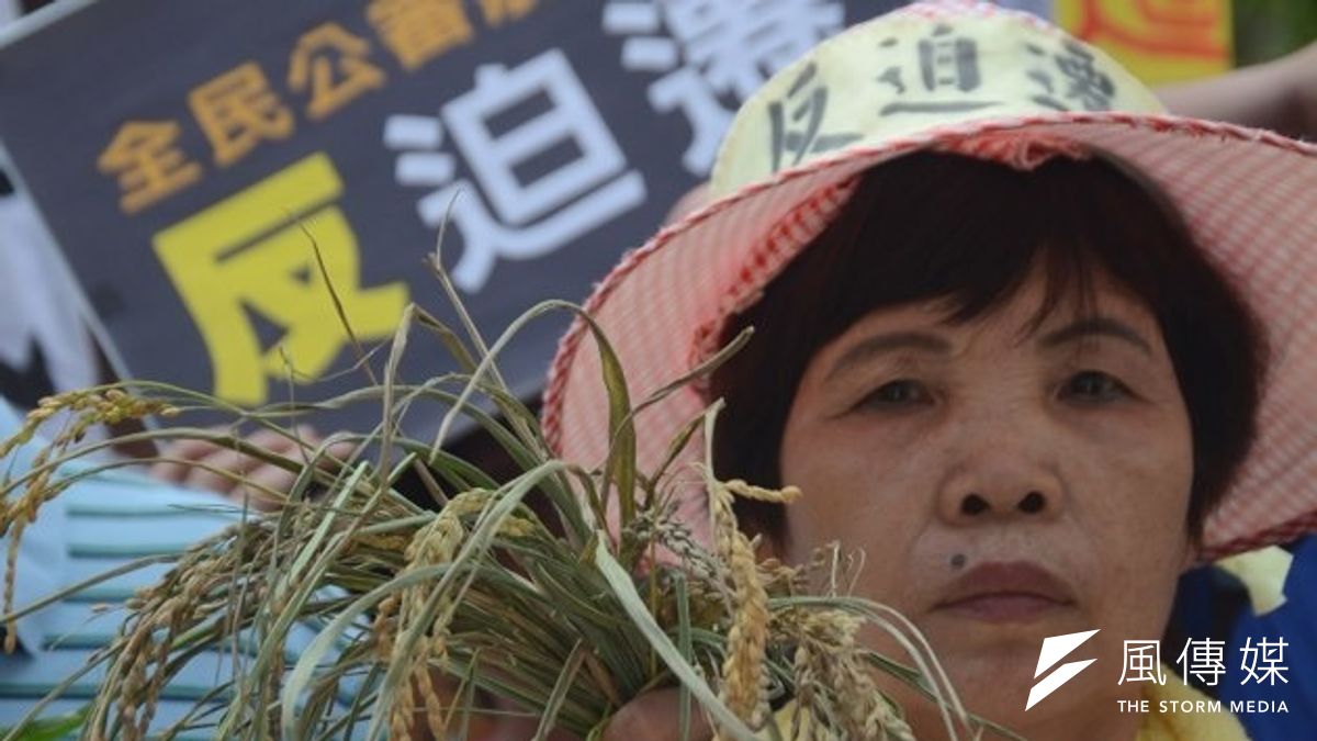 反對航空城徵收民眾在場外抗議。(宋小海攝) 反對航空城徵收民眾在場外抗議。(宋小海攝)