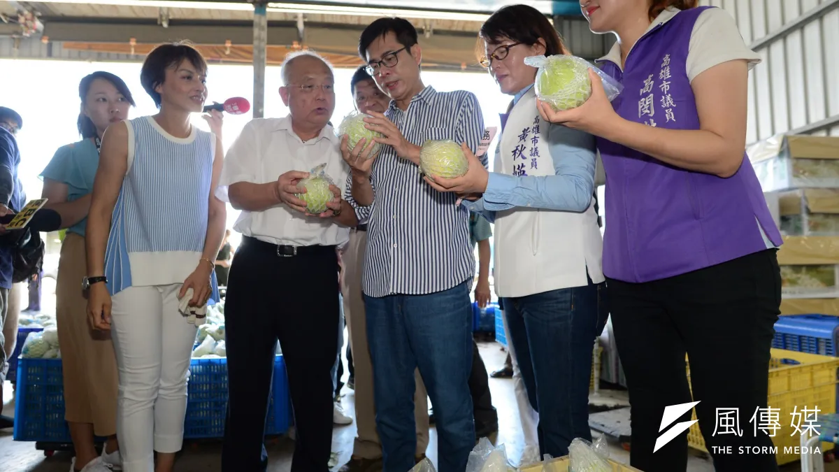 民進黨高雄市長候選人陳其邁前往燕巢,參訪農會多功能集貨中心,與農會幹部針對農埸發展議題交流意見,獲得現場農民朋友熱情歡迎,並品嚐燕巢知名的芭樂、棗子、西施柚等農產品。(圖/徐炳文攝)