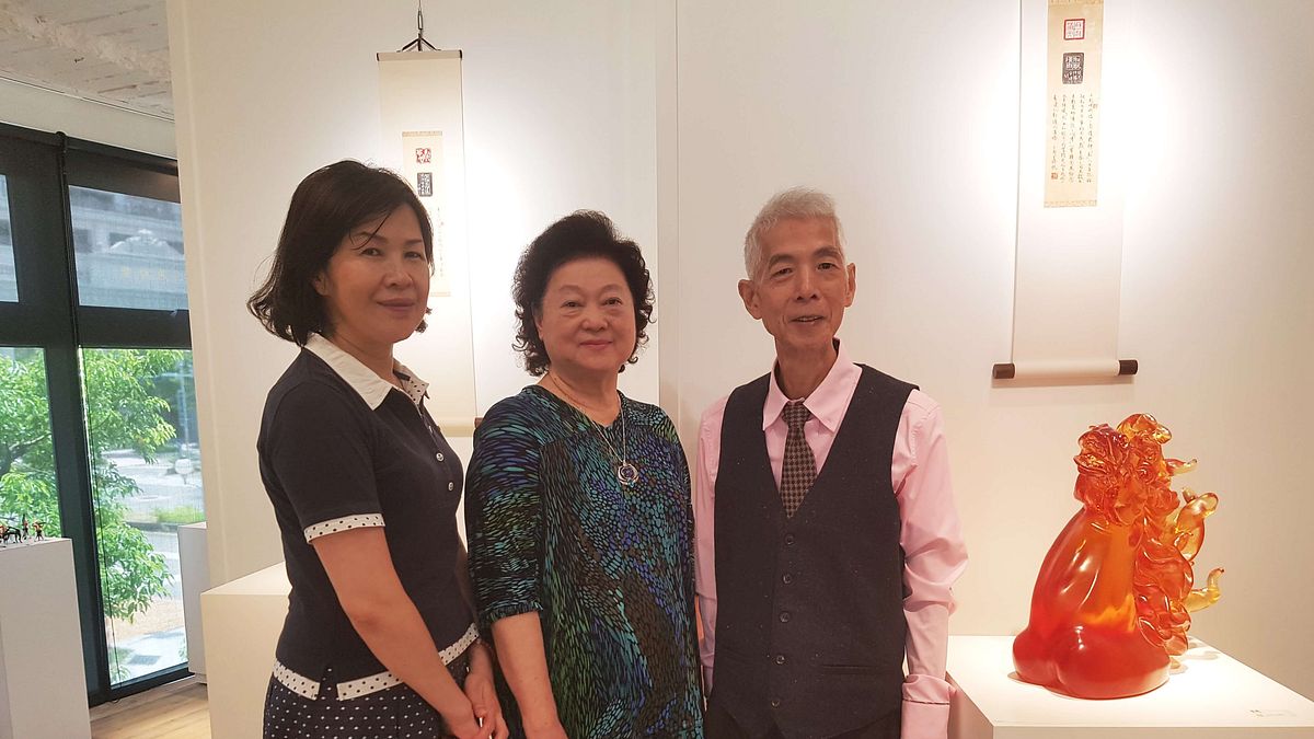 藝廊館長張素英(左)邀請到資深油畫老師黃斐君及琉璃大師黃安福共同聯展,希望用美的事物為城市注入新的生氣。(圖/方詠騰攝) 藝廊館長張素英(左)邀請到資深油畫老師黃斐君及琉璃大師黃安福共同聯展,希望用美的事物為城市注入新的生氣。(圖/方詠騰攝)