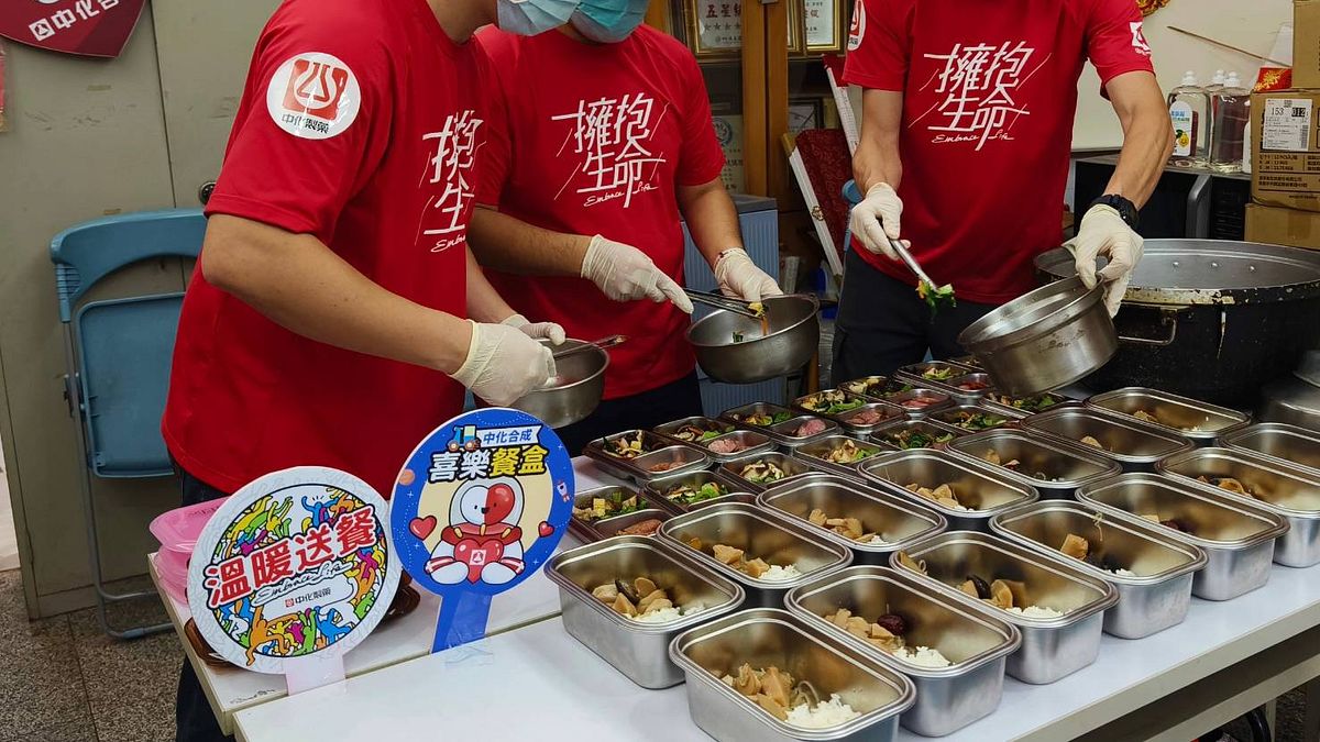 愛心健康餐盒備餐作業,一年來中化準備大約12,960個餐盒,傳遞了溫度,溫暖了長輩。(圖/中化企業提供) 愛心健康餐盒備餐作業,一年來中化準備大約12,960個餐盒,傳遞了溫度,溫暖了長輩。(圖/中化企業提供)