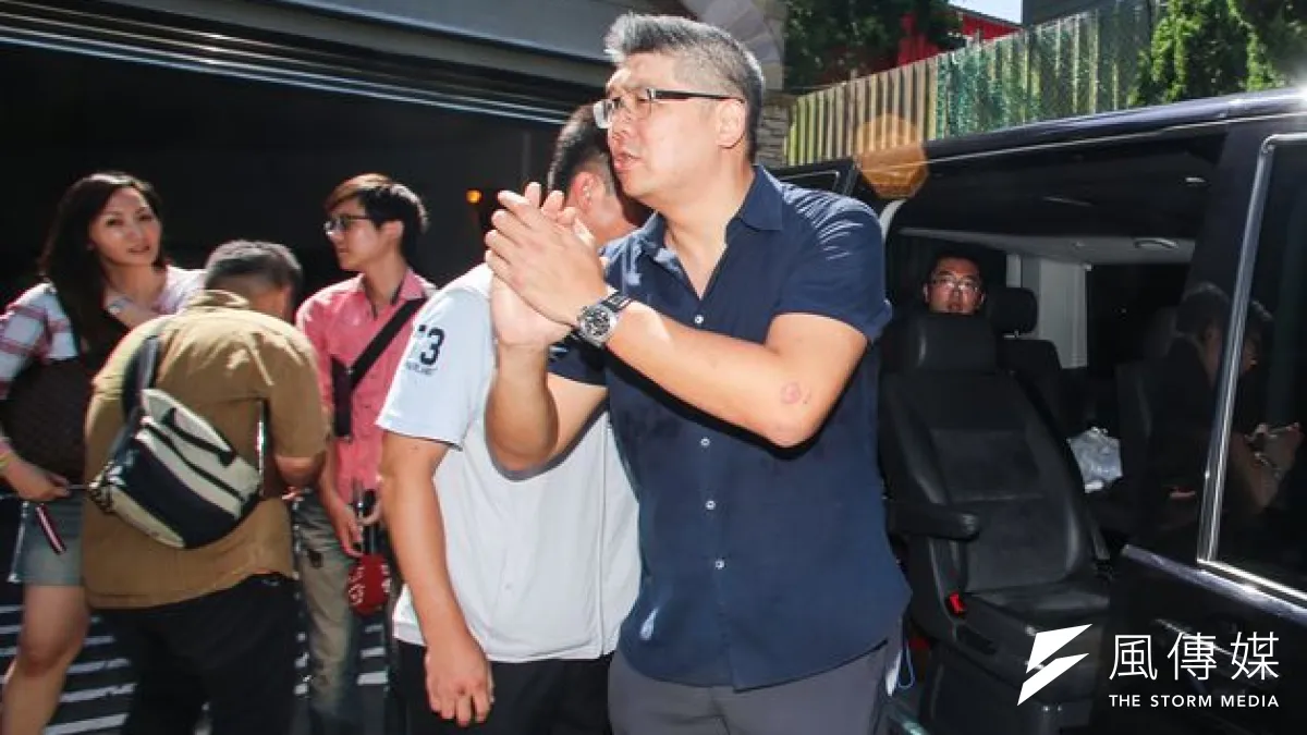 國民黨台北市長參選人連勝文15日出席一貫道活動,談到父親連戰站台輔選一事表示,父親當眾稱讚他還是會不好意思。(林韶安攝)