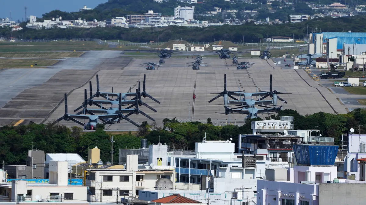 美軍MV-22「魚鷹」運輸機停放在沖繩普天間基地。華府反對保台的一派主張,美軍應從沖繩等最靠近台灣的位置往後撤。(美聯社)