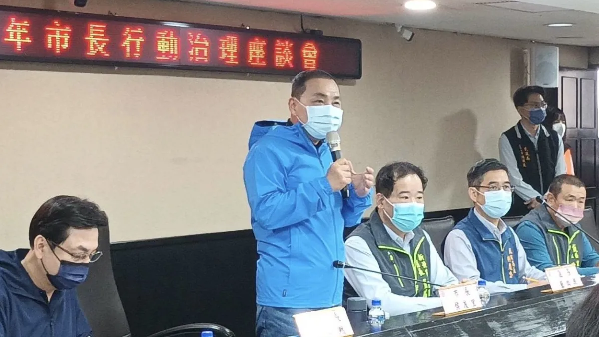 市長侯友宜及各局處首長與五股各里長座談,就電桿下地、公園整建、污水接管、道路柏油路況改善等案討論。(圖/新北市民政局提供)