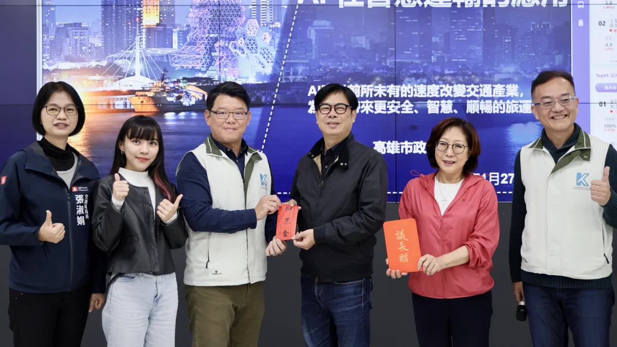 高雄市長陳其邁前往交通局智慧運輸中心視察交通監控狀況,並發送加菜金、水果禮盒以及蛇年小紅包慰勉值勤人員辛勞。(圖/高雄市政府提供)