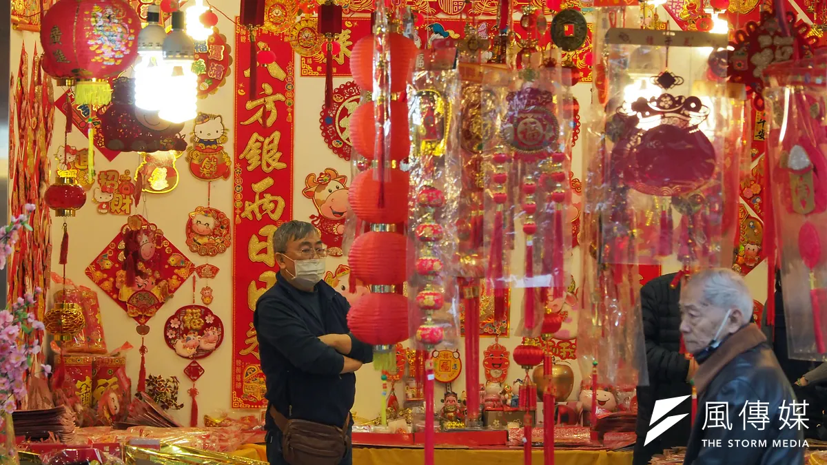 農曆春節不可免俗地送春聯貼春聯,不過,政客的春聯如其政治行情起伏。(林瑞慶攝) 農曆春節不可免俗地送春聯貼春聯,不過,政客的春聯如其政治行情起伏。(林瑞慶攝)