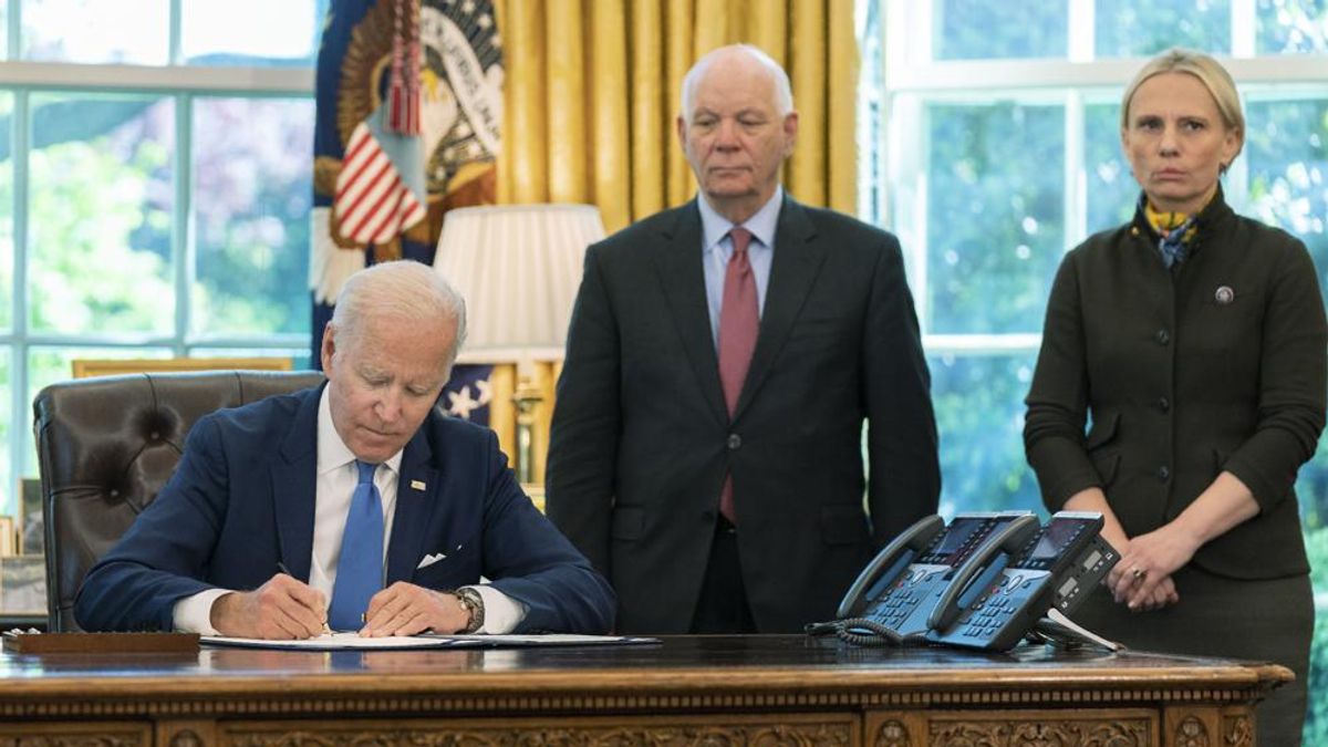 2022年5月9日,美國總統拜登(Joe Biden)於白宮簽署烏克蘭版《租借法案》。(AP) 2022年5月9日,美國總統拜登(Joe Biden)於白宮簽署烏克蘭版《租借法案》。(AP)
