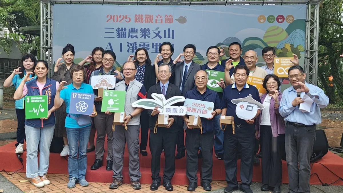 北市「2025年鐵觀音節」在政治大學四維道廣場盛大開幕,現場匯聚眾多在地小農與特色攤位。(圖/臺北市政府產業發展局提供)