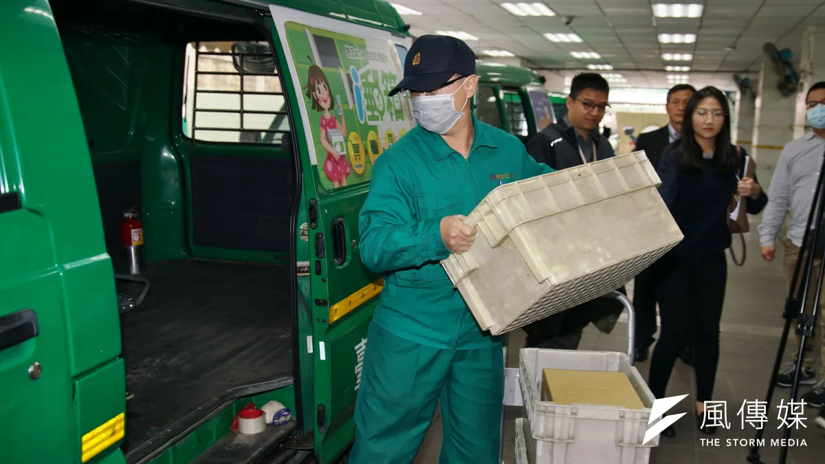 防疫期間,中華郵政公司是防疫物資的運送大宗。(資料照,盧逸峰攝)