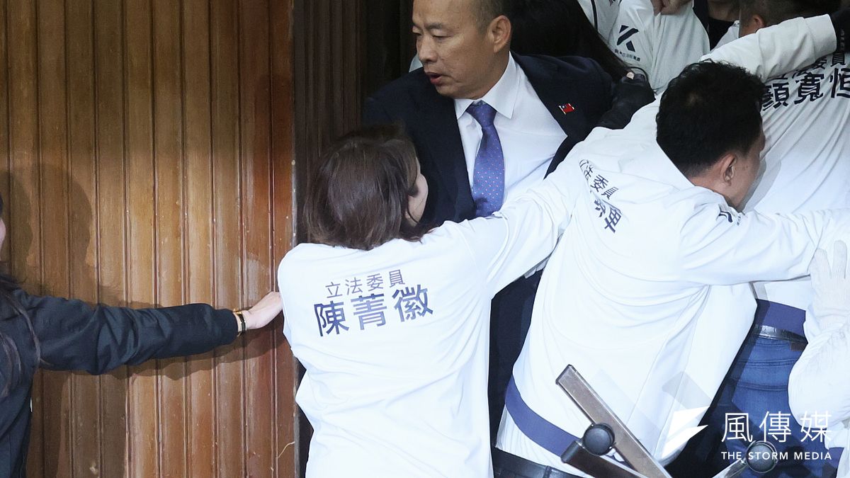 立法院長韓國瑜在國民黨立委護衛下進議場主持會議。(柯承惠攝) 立法院長韓國瑜在國民黨立委護衛下進議場主持會議。(柯承惠攝)