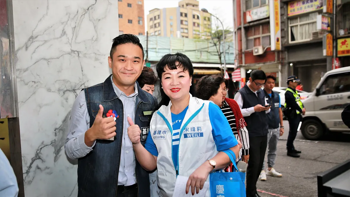 國民黨基隆市前議長宋瑋莉的兒子林益諄(左)將接新媒體部主任。(取自林益諄臉書) 國民黨基隆市前議長宋瑋莉的兒子林益諄(左)將接新媒體部主任。(取自林益諄臉書)